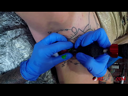 ❤️ Rendkívül tetovált hottie Sully Savage-nek van egy tetoválás a klitoriszán ❌ Pornó videó at hu.sextoysformen.xyz ❤